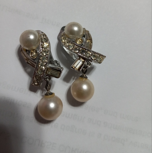 Vintage Silver Tone Metal Crystals & Faux Pearls Classic Style Clip-on Earrings - Picture 1 of 15